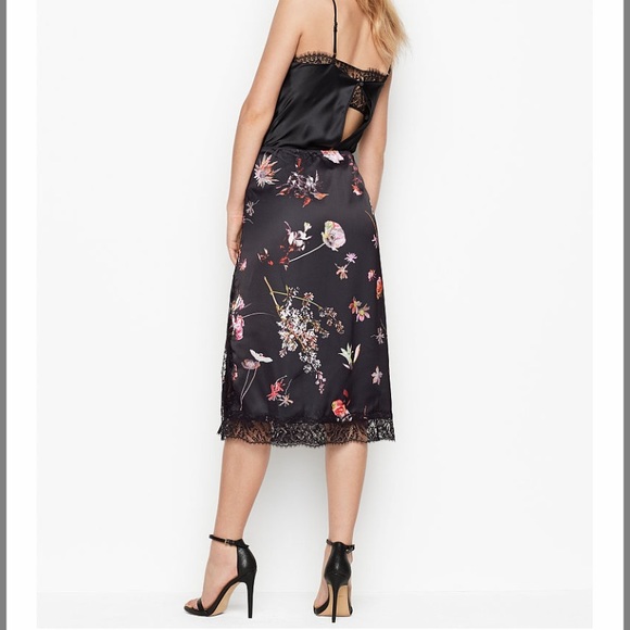 ❗️LAST SIZE SMALL VS VERY SEXY SATIN SLIP SKIRT - Picture 6 of 16